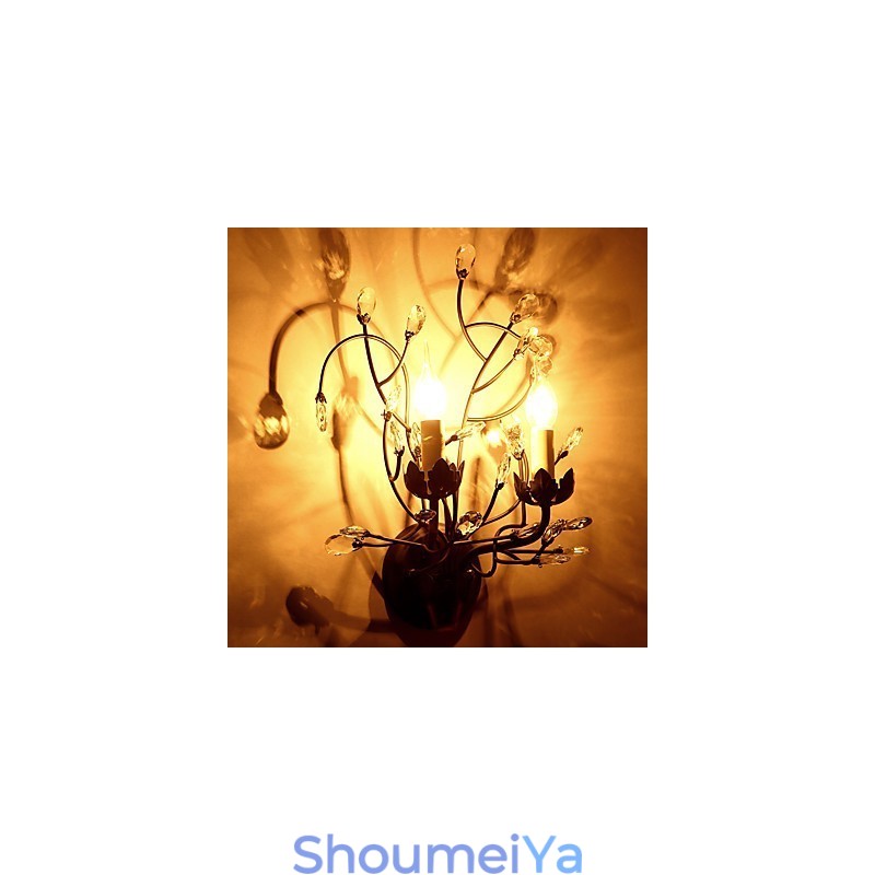 モダンで現代的な伝統的クラシックな素朴なロッジカントリーの絵画がクリスタルアップライトに映える