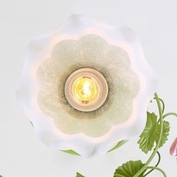 バレンタインデー バラ園の花と植物がドームの光を吸収