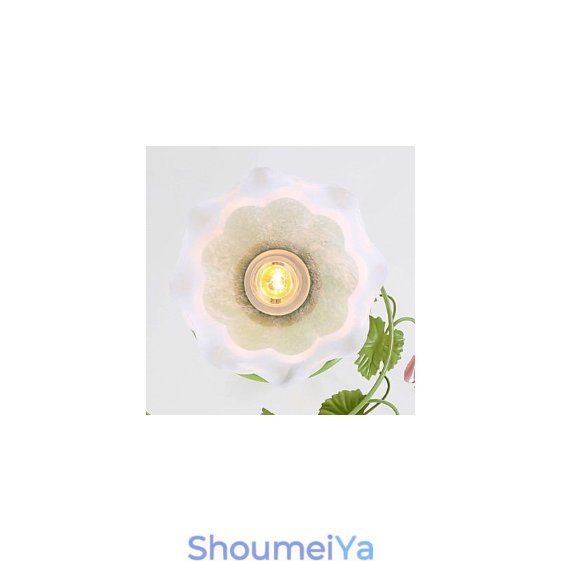 バレンタインデー バラ園の花と植物がドームの光を吸収