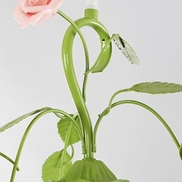 バレンタインデーの庭の花と植物がドームの光を吸収する